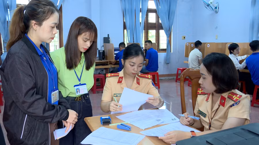 cac-thi-sinh-lam-thu-tuc-vao-thi-phan-thi-mo-phong.jpg
