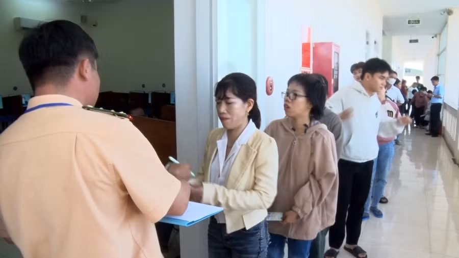 hon-10-ngan-thi-sinh-dang-ky-tham-du-sat-hach-cap-giay-phep-lai-xe-tu-ngay-21-den-317-anh-minh-ngoc.jpg