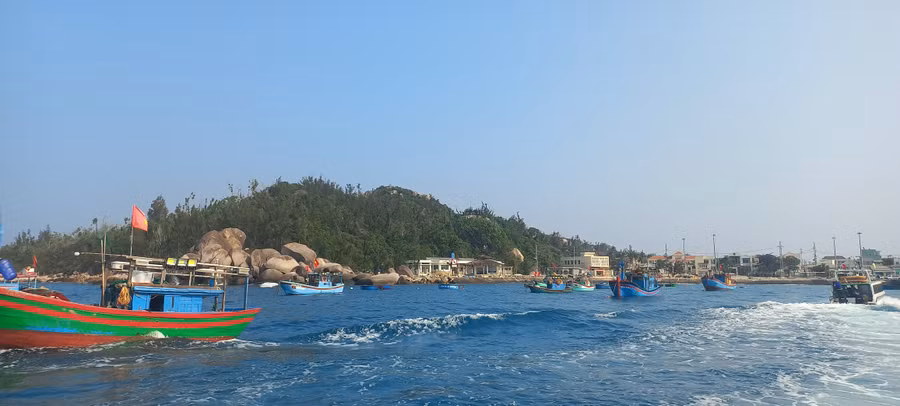 cu-lao-xanh-nhin-tu-ca-no-vao-ben-do-anh-le-van-nhung.jpg
