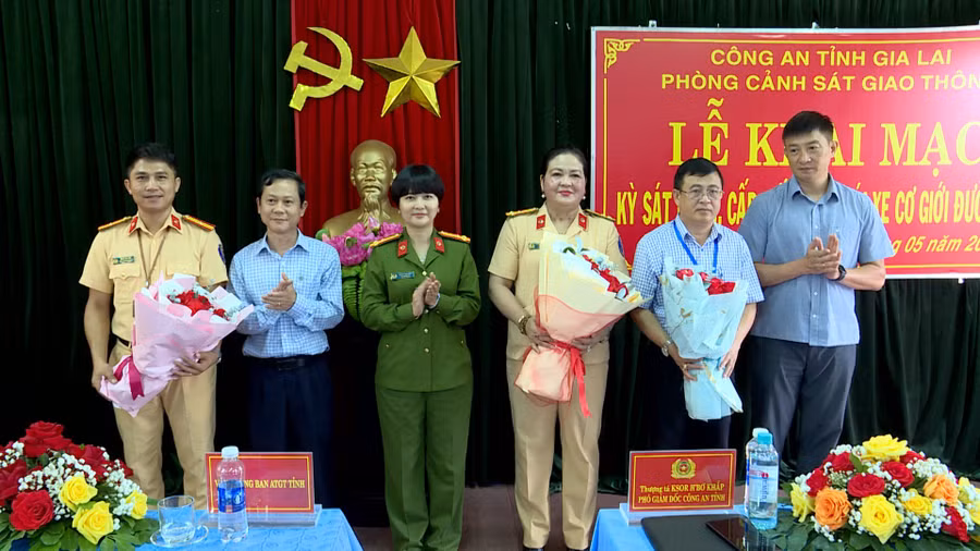 pho-giam-doc-cong-an-tinh-ksor-hbo-khap-va-pho-giam-doc-so-xay-dung-tran-dinh-son-tang-hoa-cho-hoi-dong-sat-hach-cap-giay-phep-lai-xe-co-gioi-duong-bo.jpg
