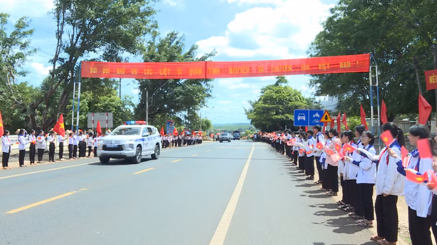 cac-em-hoc-sinh-tai-duc-co-don-23-liet-sy-ve-nuoc.jpg