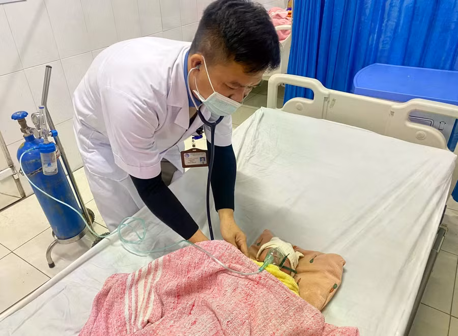 bac-si-dang-kiem-tra-suc-khoe-cua-chau-be-so-sinh-trong-gia-dinh-4-nguoi-bi-ngo-doc-khi-than-o-ha-tinh-anh-ttyt-huyen-thach-ha.jpg