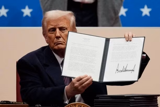 tan-tong-thong-my-donald-trump-ky-sac-lenh-sau-le-nham-chuc-tai-washington-dc-ngay-20-1-2025-anh-getty-images-ttxvn.jpg