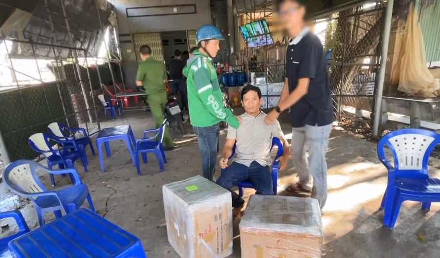 thoi-diem-luc-luong-cong-an-bat-qua-tang-hanh-vi-tang-tru-thuoc-la-nhap-lau-cua-doi-tuong-huynh-ngoc-than-anh-minh-ngoc.jpg