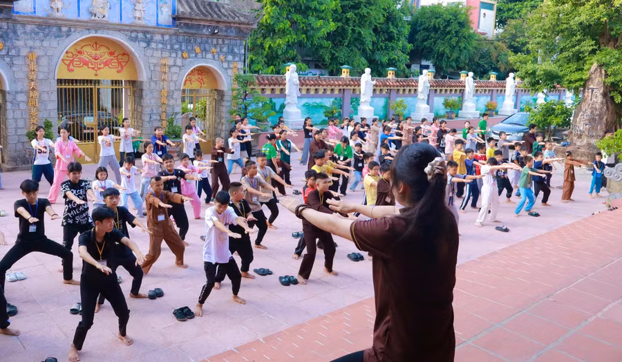 cac-em-hoc-sinh-duoc-huong-dan-mot-so-dong-tac-the-duc-giu-gin-suc-khoe-anh-minh-ngoc.jpg