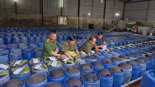 co-quan-cong-an-kham-xet-mot-co-so-san-xuat-gia-do-anh-cong-an-cung-cap.jpg