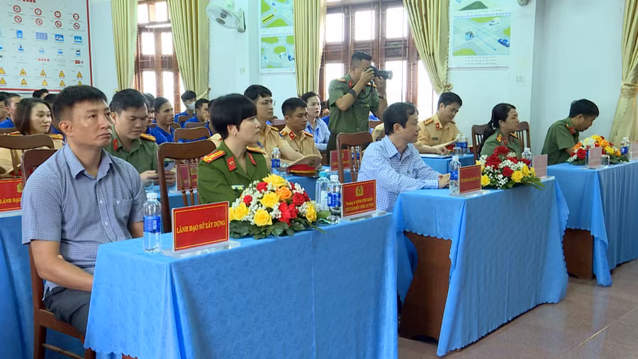 quang-canh-le-khai-mac-ky-sat-hach-cap-giay-phep-lai-xe-co-gioi-duong-bo.jpg