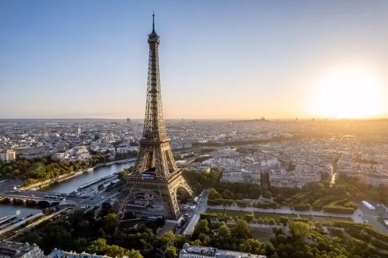 toa-thap-eiffel-lung-danh-o-thu-do-paris-phap.jpg