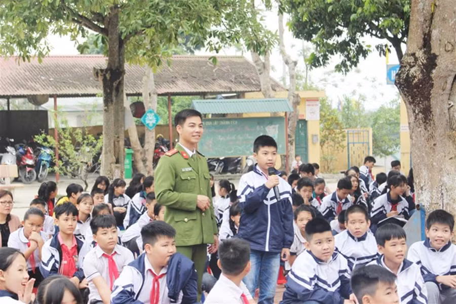 luc-luong-cong-an-tuyen-truyen-phong-chong-ma-tuy-tai-truong-hoc-anh-bo-cong-an-6398-5219.jpg