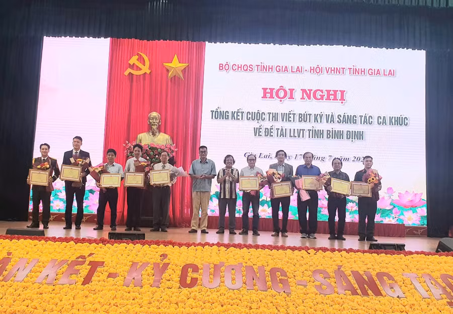 trao-cac-giai-cho-cac-tac-pham-dat-giai-mang-ca-khuc-gom-1-giai-a-2-giai-b-2-giai-c-va-5-giai-khuyen-khich-anh-nguyen-hang.jpg