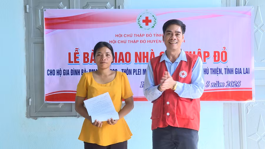 dai-dien-hoi-chu-thap-do-tinh-trao-quyet-dinh-tang-nha-cho-ho-gia-dinh-chi-rmah-h-ngoc.jpg