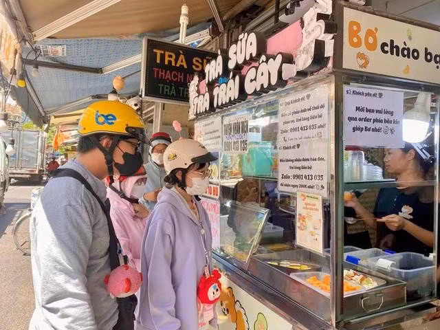 Người trẻ chờ mua món trà sữa có topping độc lạ. ẢNH: THẢO PHƯƠNG