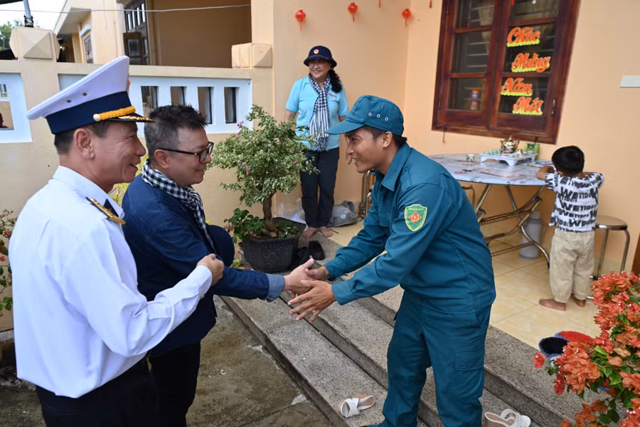 Lãnh đạo đoàn công tác thăm một gia đình ở đảo Đá Tây A