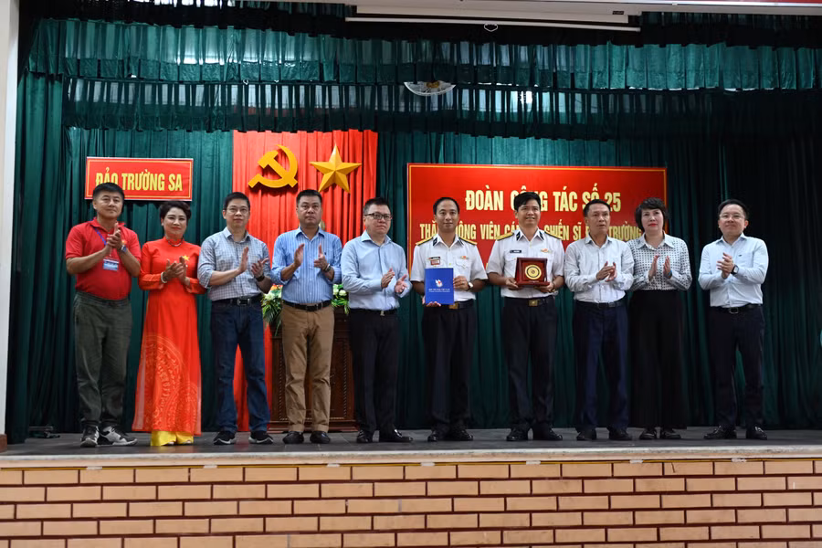 Ông Lê Quốc Minh,Ủy viên Trung ương Đảng,Chủ tịch Hội Nhà báo Việt Nam và các thành viên Ban chấp hành Hội nhà báo Việt Nam tặng quà đến các chiến sĩ và người dân Đảo Trường Sa Lớn