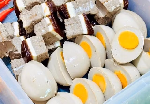 Những cục thịt heo, trứng được làm từ sữa, kem tươi, gelatin... nhưng sống động như thật. ẢNH: THẢO PHƯƠNG