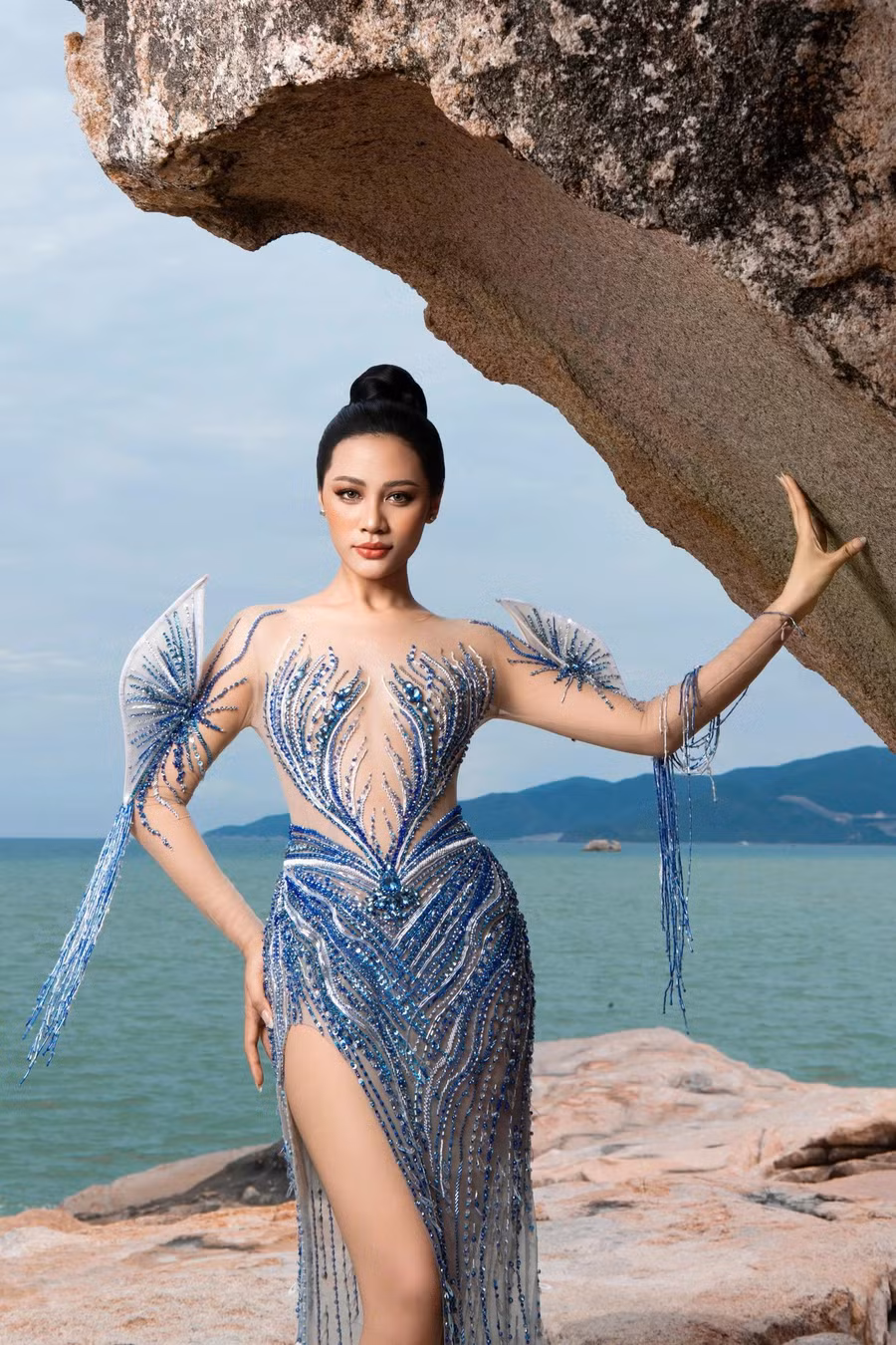 Hoa hậu Đinh Như Phương đã chọn thiết kế mang tên Breath Of The Ocean - Hơi thở từ đại dương của nhà thiết kế Tuấn Khôi. Bộ trang phục được lấy cảm hứng từ vẻ đẹp của đại dương xanh thẳm, là biểu tượng cho sự bình yên và huyền bí. Ảnh: NVCC