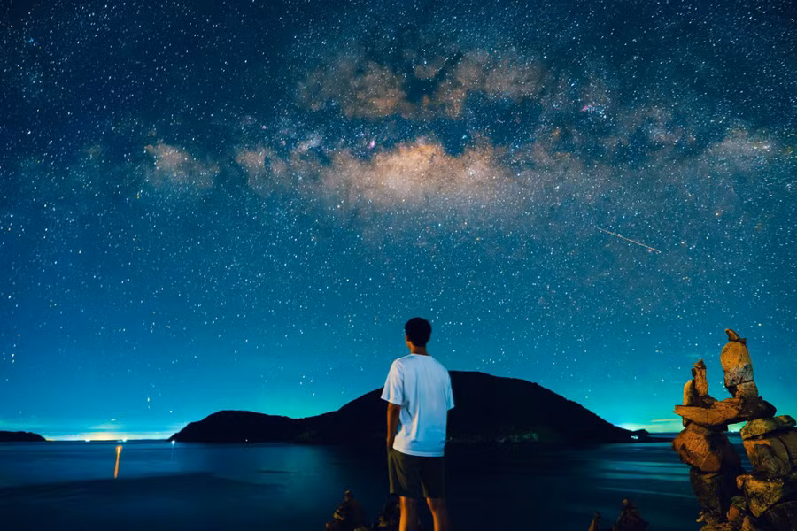 "Hôm đó, trời rất trong. Đó là ngày thời tiết đẹp hiếm hoi ở Côn Đảo bởi sau đó, ở đây trời mưa liên tục. Trời trong không mây là điều kiện lý tưởng để mình chụp ảnh về dải ngân hà. Những năm trước, mình cũng đã chụp bộ ảnh tương tự, nhưng năm nay lại được nhiều người chú ý hơn. Bình thường, nhiều bức ảnh của mình về Côn Đảo cũng được mọi người chia sẻ", chàng trai ở Côn Đảo chia sẻ thêm. ẢNH: DIỄN PHI