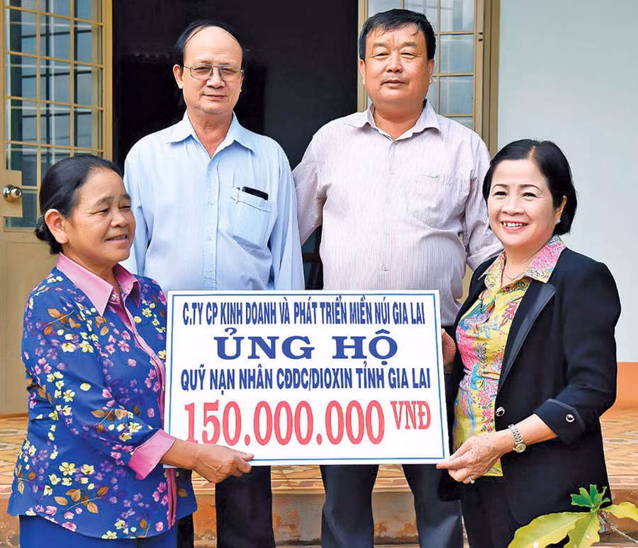 Bà Sen (bìa phải) tích cực tham gia hoạt động an sinh xã hội. Ảnh: Đức Thụy
