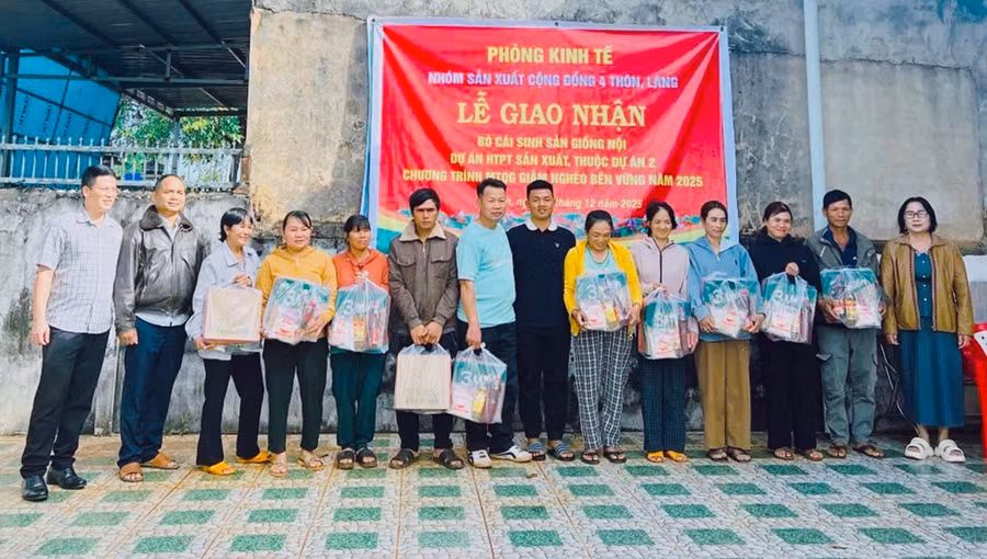 Xã Ia Nan tặng quà cho các hộ khó khăn trên địa bàn. Ảnh: Đ.Y