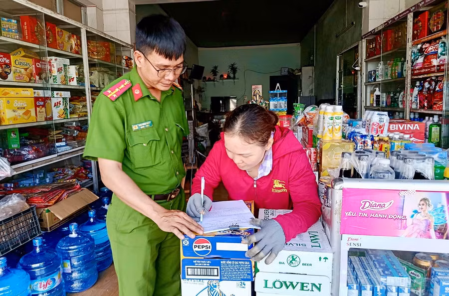 Lực lượng Công an xã Tuy Phước Bắc đến từng hộ dân để tuyên truyền và yêu cầu ký cam kết về quản lý, sử dụng pháo. Ảnh: K.A