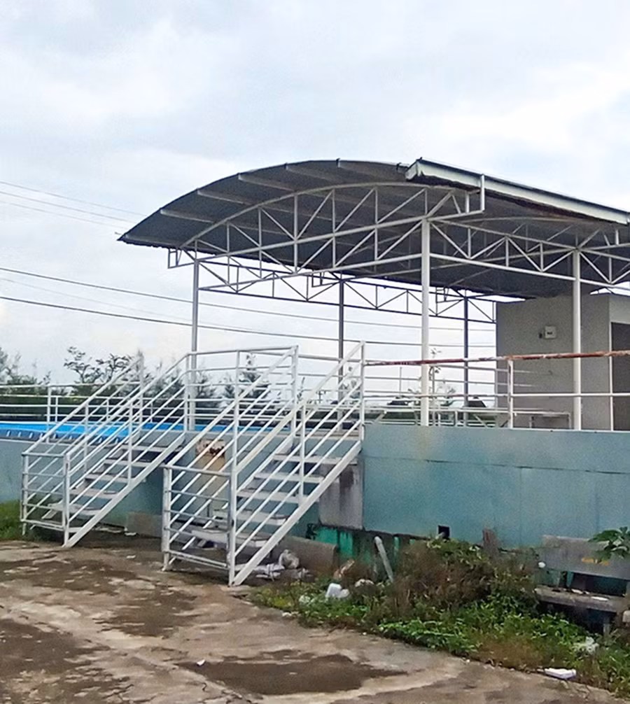 Công trình hồ bơi tại khu sinh hoạt thể dục-thể thao xã Tây Sơn xuống cấp. Ảnh: Đình Phương