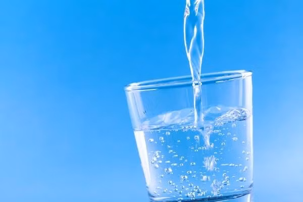 Nước lọc là loại đồ uống cần thiết cho làn da và nhiều chức năng quan trọng khác (ảnh minh họa).