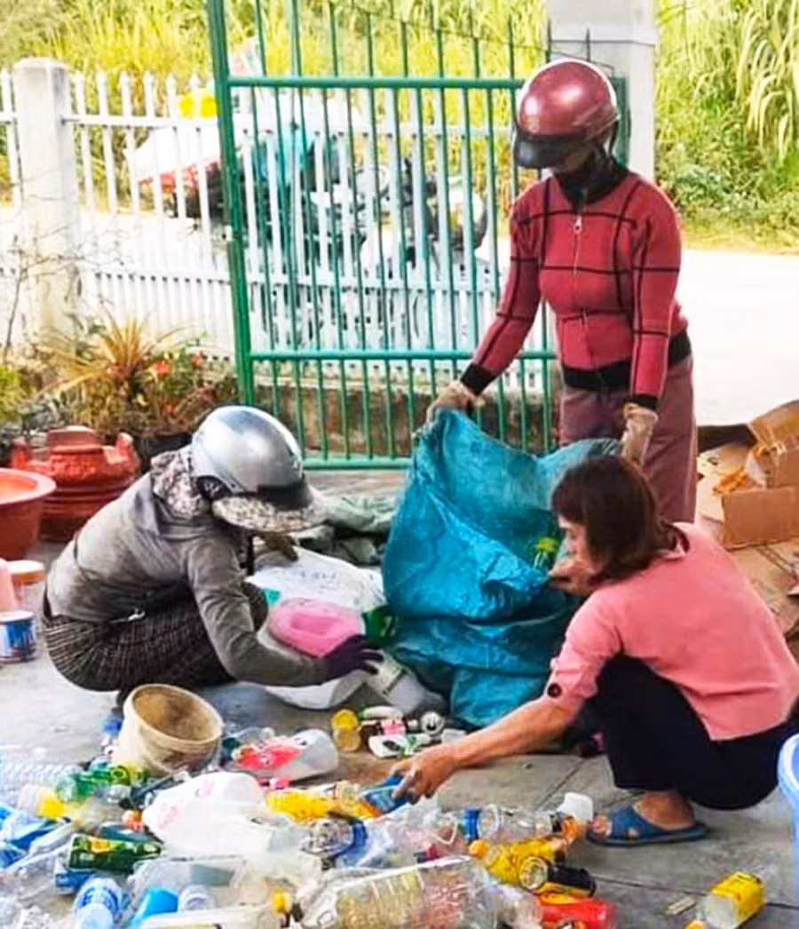 11nguoi-dan-tai-xa-kong-long-khong-huyen-kbang-phan-loai-rac-thai-de-tai-che-nham-han-che-tac-dong-tieu-cuc-toi-moi-truong-anh-thanh-ha.jpg