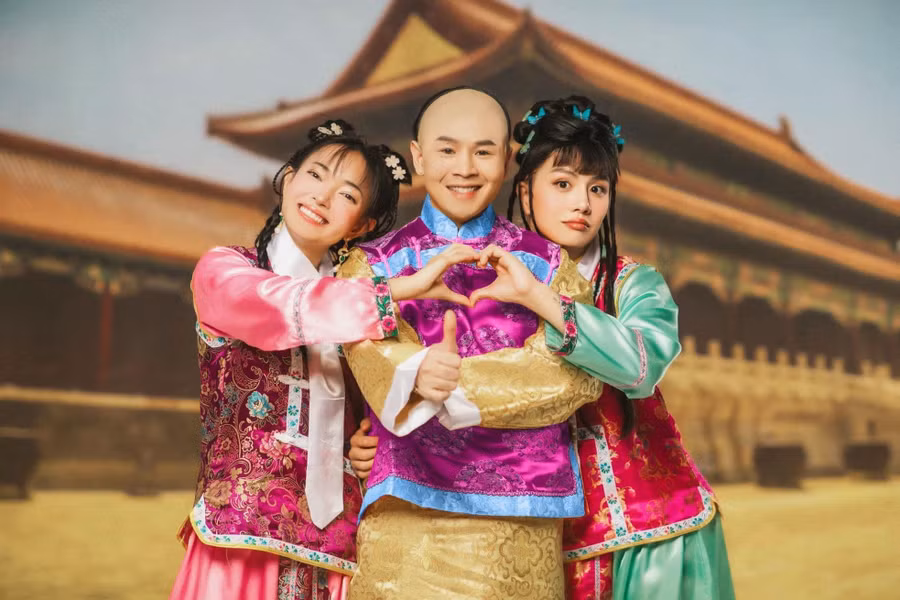 Binz và Duy Khánh thân thiết sau chương trình Anh trai vượt ngàn chông gai. Nam rapper cùng bạn gái và đồng nghiệp hóa thân thành bộ ba nhân vật chính trong Hoàn Châu cách cách. Loạt ảnh Ngũ A Ca Binz tạo dáng cùng Tử Vy Châu Bùi và Tiểu Yến Tử Duy Khánh được khán giả quan tâm, để lại nhiều bình luận.