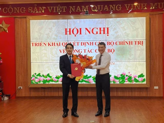 Ông Lê Minh Hưng- Ủy viên Bộ Chính trị, Trưởng ban Tổ chức Trung ương (trái) trao quyết định của Bộ Chính trị về việc điều động, phân công ông Nghiêm Xuân Thành giữ chức Bí thư Tỉnh ủy Khánh Hòa
