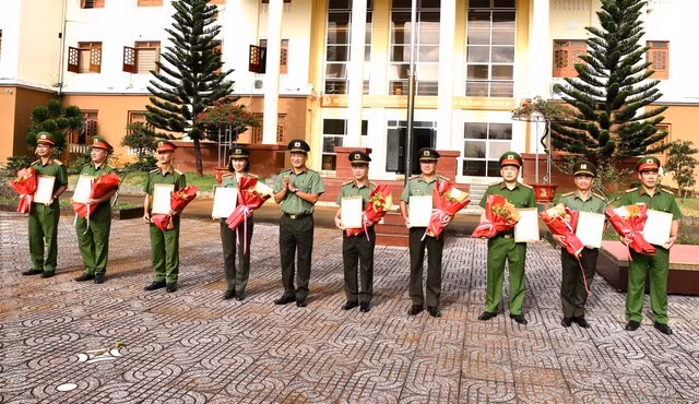 Thừa ủy quyền của Bộ Công an, Đại tá Hồ Song Ân, Giám đốc Công an tỉnh Đắk Nông, trao thưởng cho các đơn vị