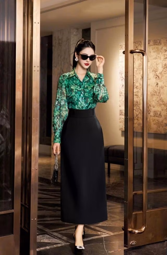 Gam màu đen và xanh lá tưởng chừng đối lập nhưng khi xuất hiện chung trên một bản phối lại "hợp rơ" cực kỳ. Sự pha trộn giữa các sắc thái xanh lá tạo nên một vườn hoa sinh động và rực rỡ. Thiết kế áo sơ mi tay bồng phối chân váy bút chì khơi nguồn cảm hứng sáng tạo và diện mạo đầy tính hiện đại. ẢNH: MY WAY