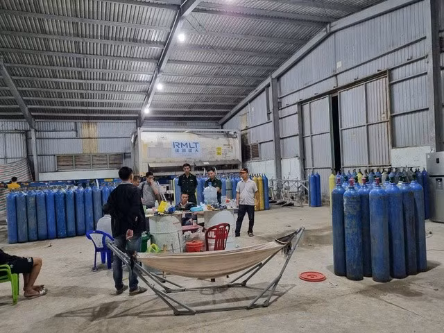 Lực lượng chức năng đột kích kho kí cười quy mô lớn ở Đà Nẵng