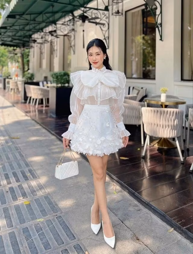 Những lớp voan mỏng được tạo hình duyên dáng trên thân áo làm nên hiệu ứng 3D cuốn hút. ẢNH: GIANG KYO FASHION