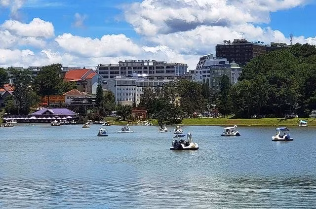 Hoạt động đạp vịt thư giãn trên hồ Xuân Hương tồn tại 30 năm qua, được du khách yêu thích. ẢNH: GIA BÌNH
