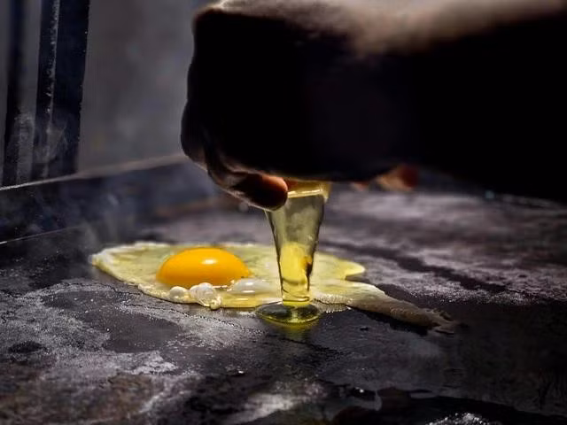 Bạn có thể tách bỏ lòng đỏ và làm món trứng khuấy (còn gọi là trứng bác) hay trứng chưng từ một vài lòng trắng trứng. Ảnh minh ho5a: Pexels