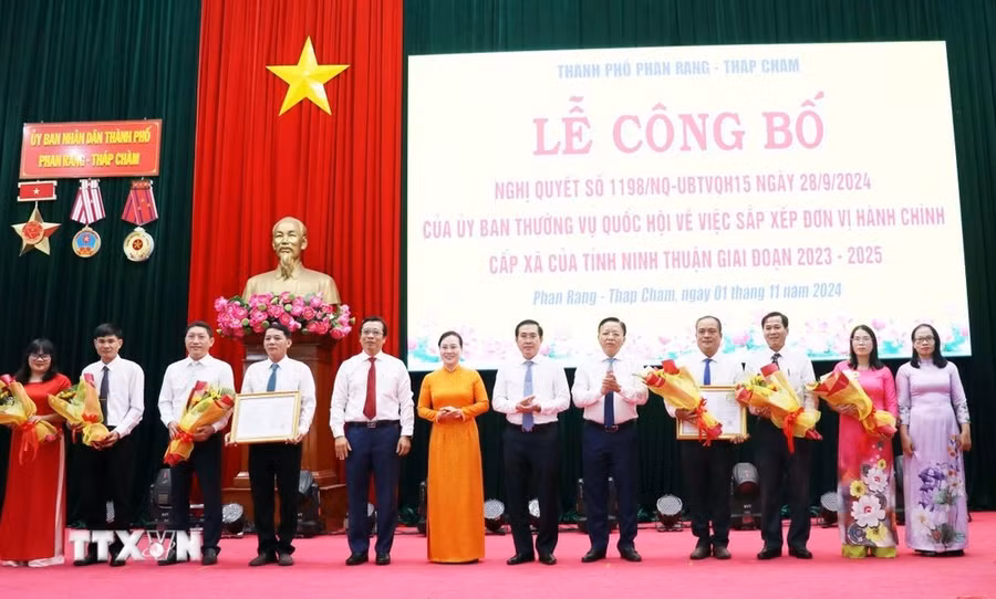 Lãnh đạo Ủy ban Nhân dân tỉnh Ninh Thuận trao Nghị quyết số 1198 của Ủy Ban thường vụ Quốc hội về sắp xếp đơn vị hành chính cho phường Kinh Dinh và phường Phủ Hà. (Ảnh: Công Thử/TTXVN)