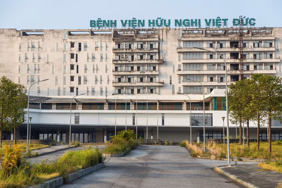 Cảnh hoang tàn tại Bệnh viện Việt Đức dù chưa đưa vào khai thác sử dụng. Ảnh: M.Đ