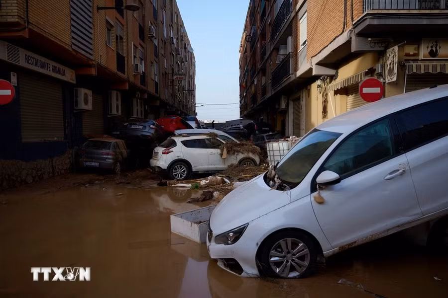 Ôtô bị cuốn trôi chồng lên nhau trên phố sau lũ quét tại Valencia, Tây Ban Nha ngày 30/10. (Ảnh: THX/TTXVN)