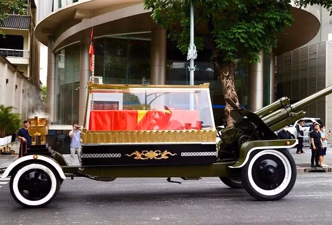Xe chở di ảnh, linh cữu nguyên Chủ tịch nước trên phố Lê Thánh Tông. ẢNH: Đ.H