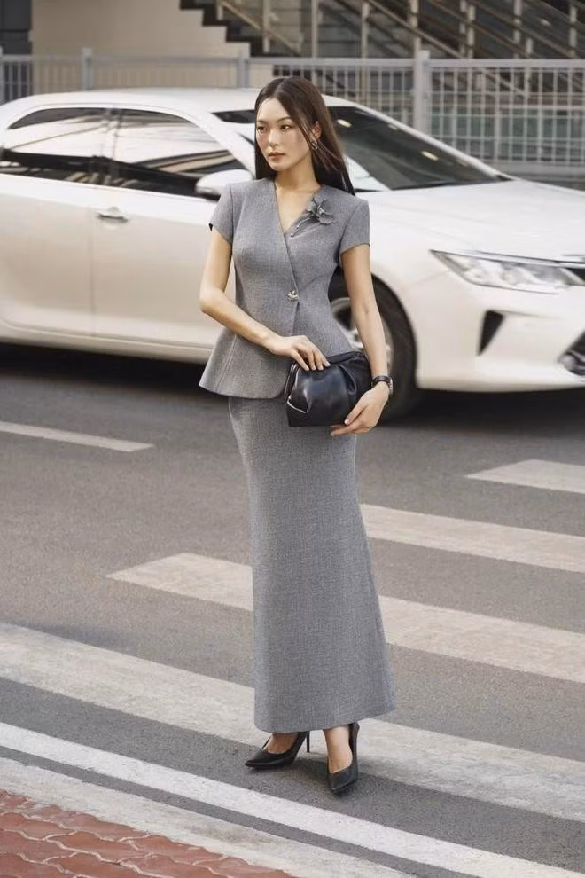 Trong môi trường công sở, trang phục đơn sắc với các tông trung tính như be, xám, trắng kem hay xanh navy đang trở thành lựa chọn hàng đầu của những cô nàng hiện đại. ẢNH: K&amp;K FASHION, WHITECHIC