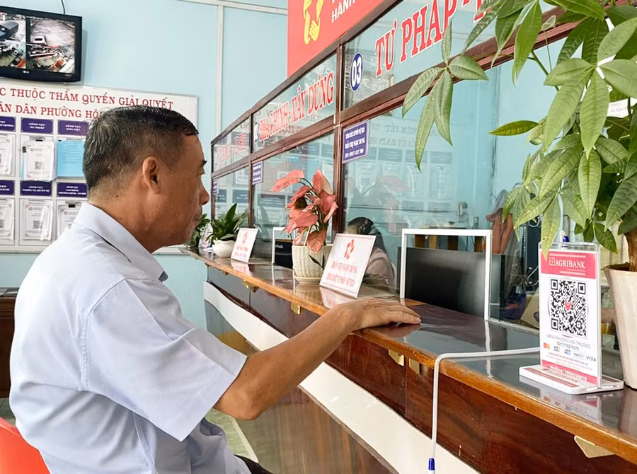 2ubnd-phuong-hoi-thuong-bo-tri-ma-qr-code-de-nguoi-dan-thuan-tien-thanh-toan-dich-vu-cong.jpg