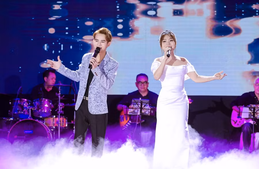 Á quân Thần tượng bolero - Hồ Phương Liên lần đầu kết hợp cùng Nguyễn Quốc Linh trên sân khấu. Ảnh: BTC