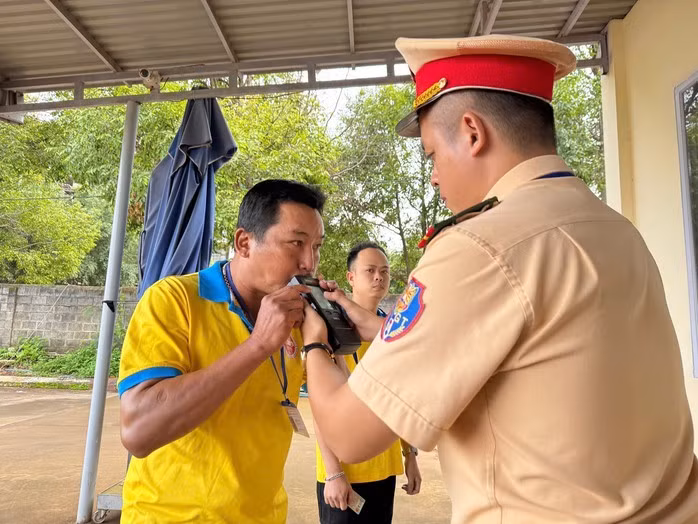 Kiểm tra nồng độ cồn, chất kích thích đối với học viên trước khi bước vào phần thi thực hành.