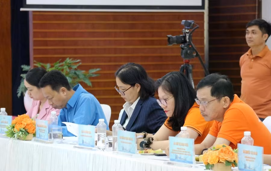 Các chuyên gia tìm ra giải pháp giúp bạn trẻ chọn ngành nghề phù hợp. . ẢNH: AN VY