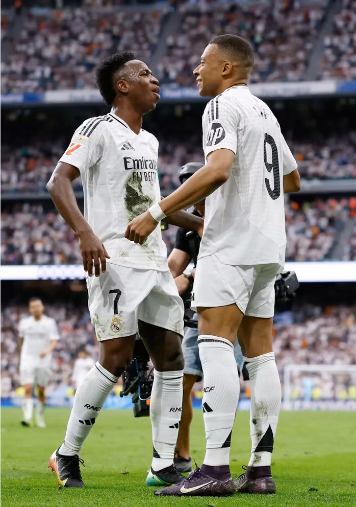 Mbappe và Vinicius mừng bàn thắng thứ nhì