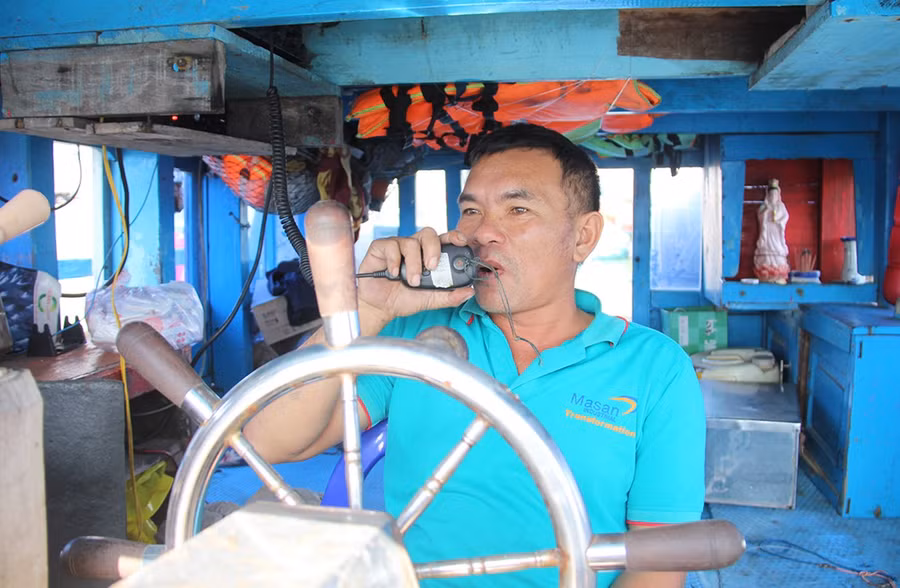 Ông Nguyễn Tấn Toàn, thuyền trưởng tàu cá BĐ-91173-TS (phường Quy Nhơn), đã triển khai nhật ký khai thác điện tử từ đầu năm 2026. Ảnh: Trọng Lợi