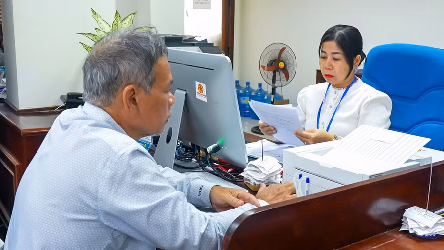 Cán bộ Trung tâm Phục vụ hành chính công tỉnh tiếp nhận hồ sơ của người dân. Ảnh: P.H