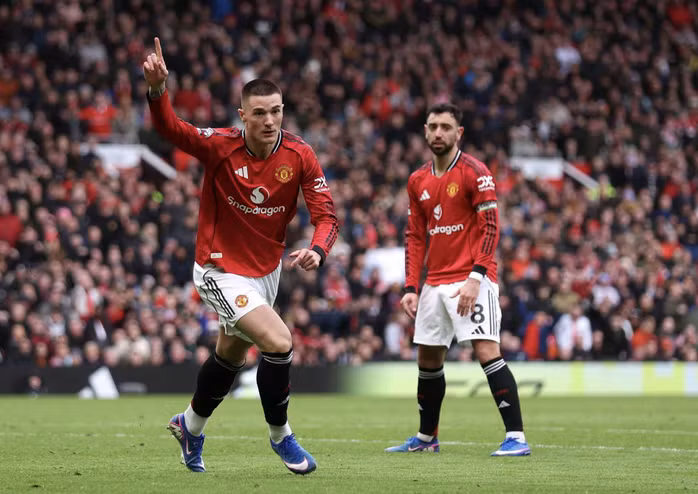 Benjamin Sesko nhấn chìm Aston Villa.