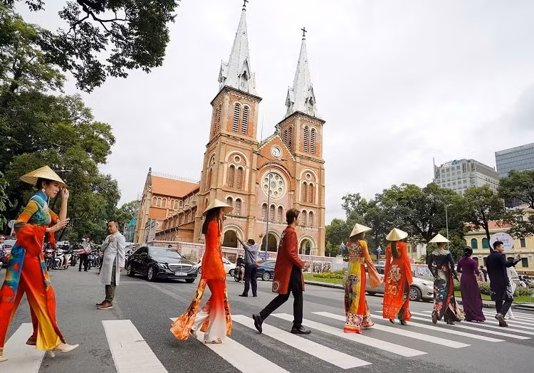 du-lich-thanh-pho-ho-chi-minh.jpg
