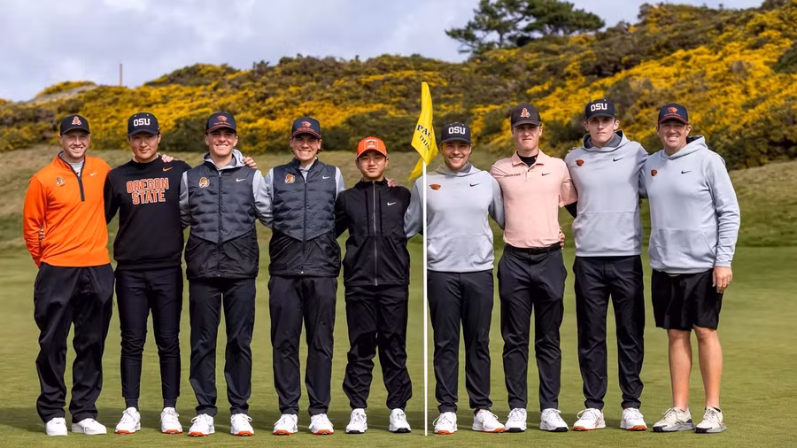 Nguyễn Anh Minh (giữa) giành chức vô địch cá nhân Bandon Dunes Championship.